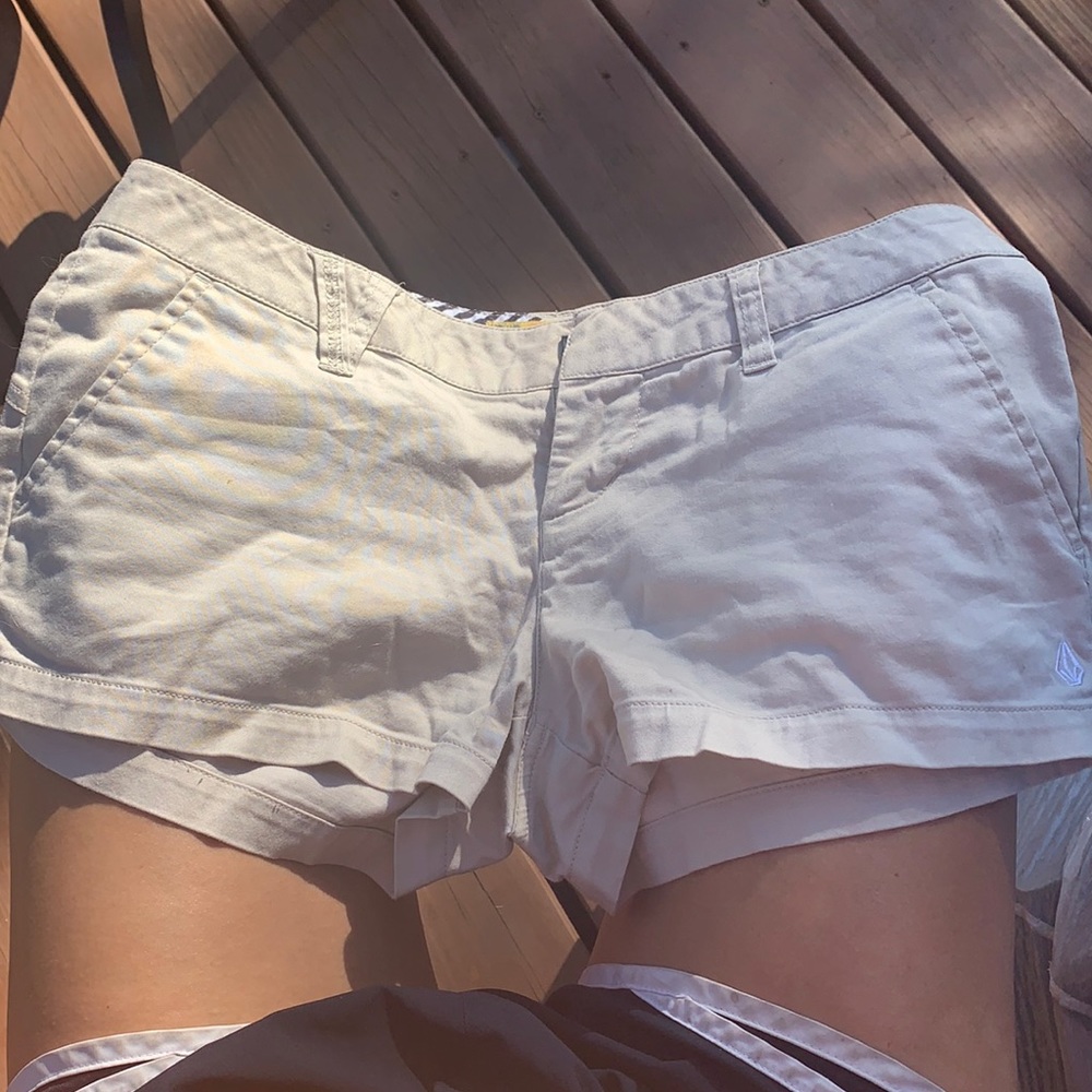 Volcom khaki shorts